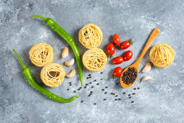 Spaghetti de nid non cuit aux légumes sur un fond de marbre