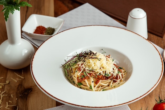 Spaghetti parmesan à la bolognaise en vue de dessus
