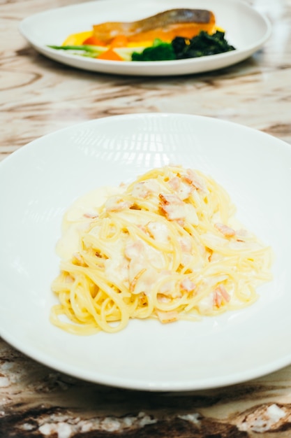 Photo gratuite spaghetti ou pasta carbonara