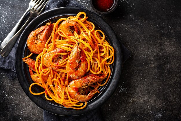 Spaghetti de pâtes aux crevettes et sauce