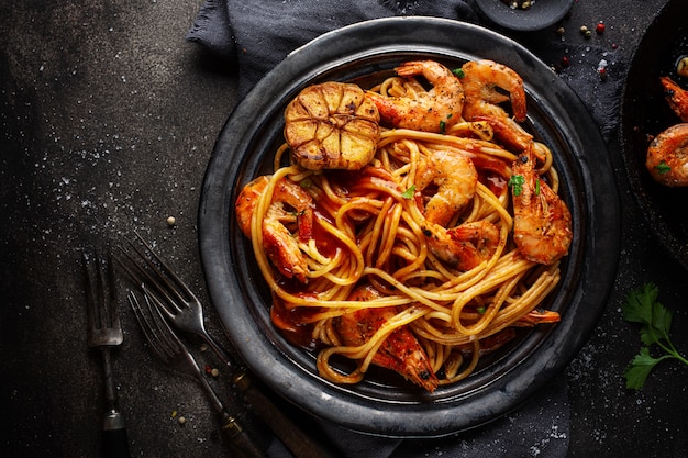 Spaghetti de pâtes aux crevettes et sauce