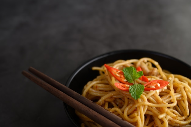 Spaghetti pâtes italiennes appétissantes avec sauce tomate