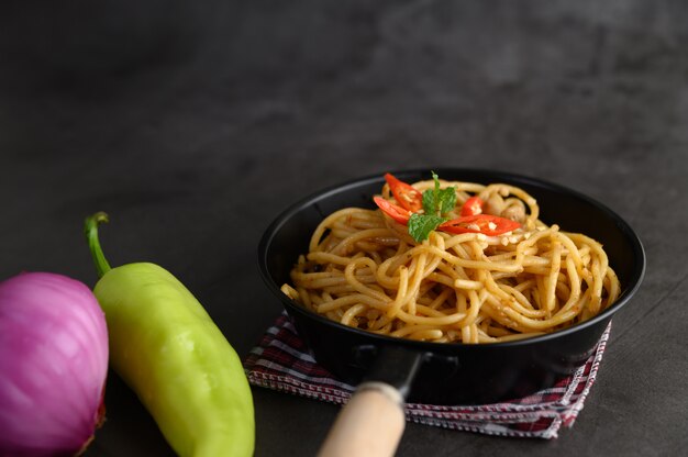 Spaghetti pâtes italiennes appétissantes avec sauce tomate