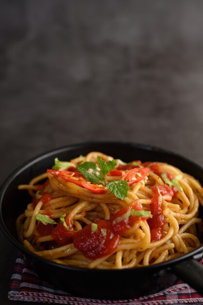 Spaghetti pâtes italiennes appétissantes avec sauce tomate