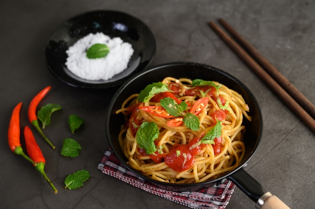 Spaghetti pâtes italiennes appétissantes avec sauce tomate