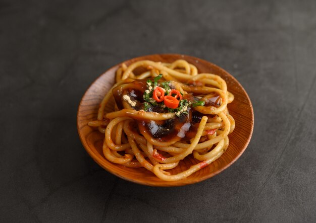 Spaghetti pâtes italiennes appétissantes avec sauce tomate