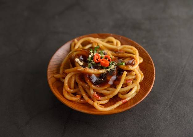 Spaghetti pâtes italiennes appétissantes avec sauce tomate