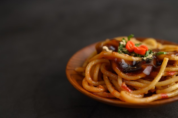 Spaghetti pâtes italiennes appétissantes avec sauce tomate