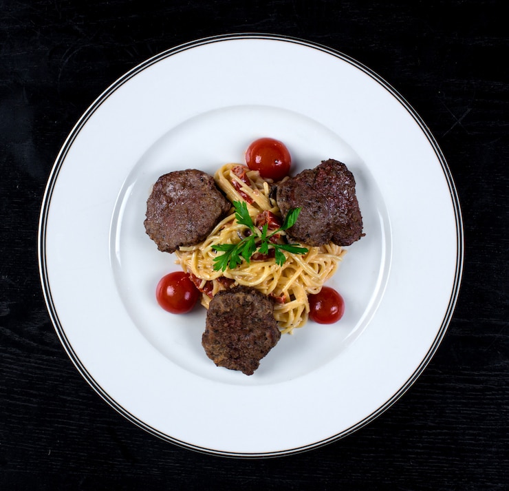 Photo gratuit spaghetti en sauce avec galettes de viande frites