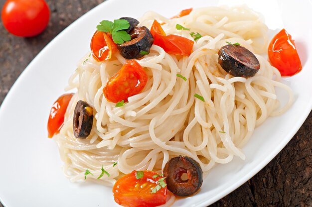 Spaghetti à la tomate et aux olives