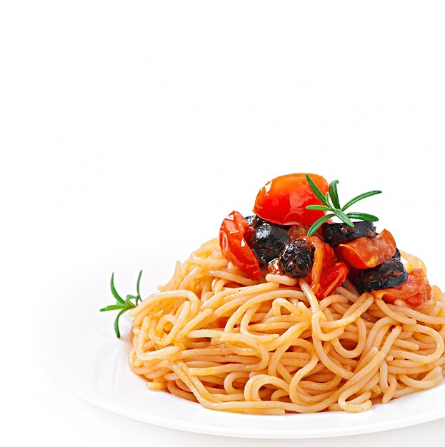 Spaghetti à la tomate et aux olives