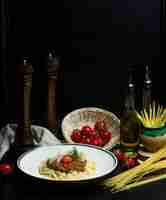 Photo gratuite spaghetti à la viande sauce tomate cerise et parmesan