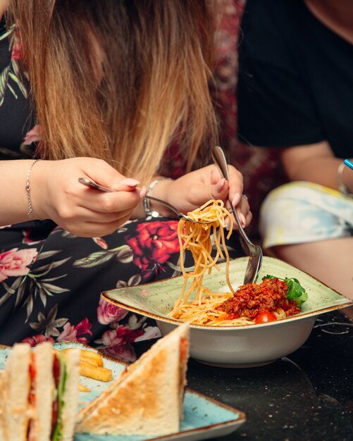 spaghetti à la viande à la tomate