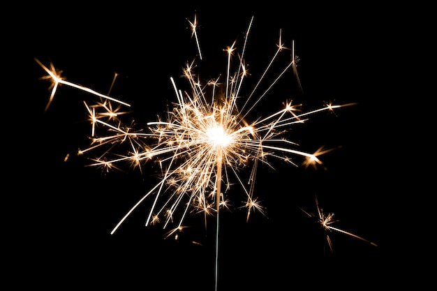 Photo gratuite sparkler brûlant sur un fond d'écran noir