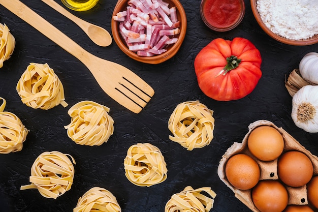 Spatule et cuillère près des ingrédients