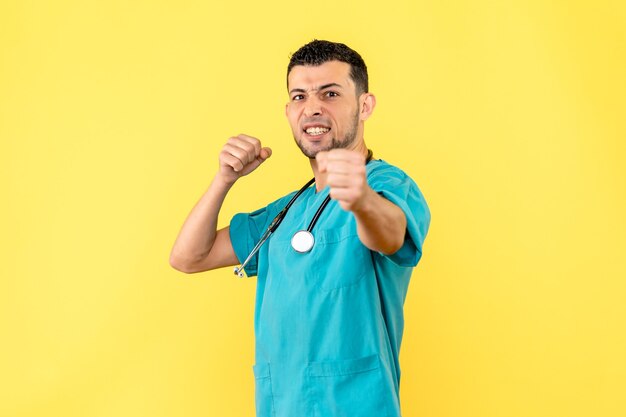 Spécialiste de la vue latérale, le médecin est heureux d'avoir guéri le patient avec COVID-