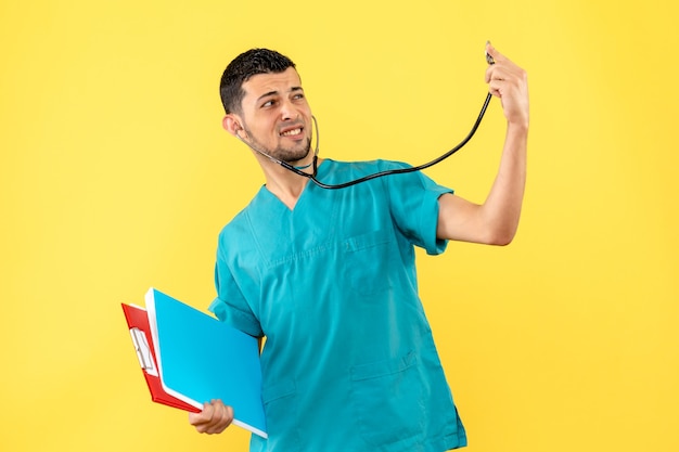 Photo gratuite spécialiste de la vue latérale, un médecin réfléchit à la manière d'aider les patients atteints de covid-