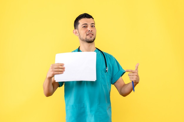 Spécialiste de la vue latérale, un médecin sait comment aider un patient atteint de coronavirus