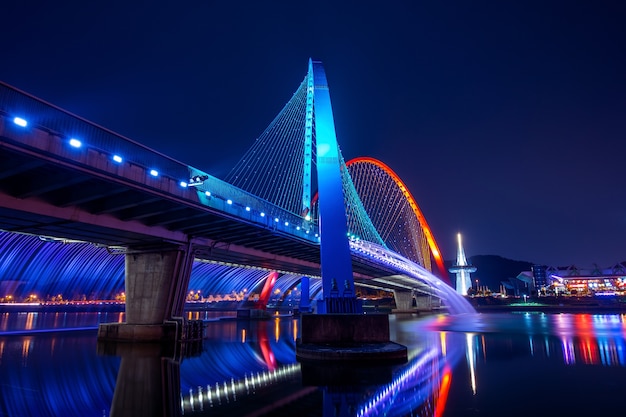 Spectacle de fontaines arc-en-ciel au pont de l'Expo en Corée du Sud