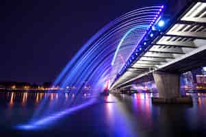 Photo gratuite spectacle de fontaines arc-en-ciel au pont de l'expo en corée du sud