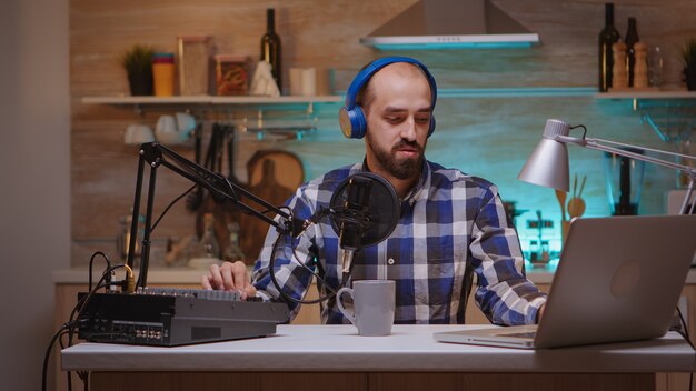 Spectacle en ligne d'un microphone professionnel parlant à l'antenne d'un influenceur. Spectacle créatif en ligne Production en direct Hôte de diffusion sur Internet diffusant du contenu en direct, enregistrant la communication numérique sur les réseaux sociaux