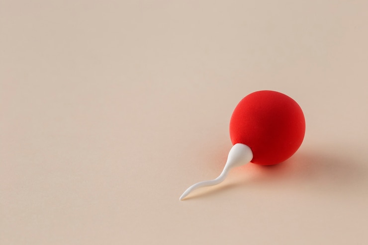 Photo gratuit spermatozoïdes à angle élevé et ovule rouge