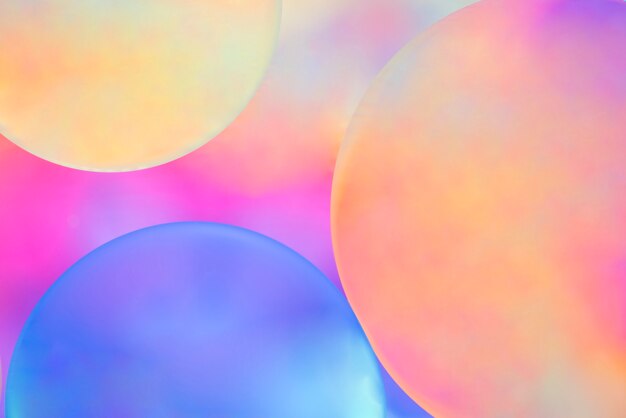 Sphères multicolores sur fond flou teinté
