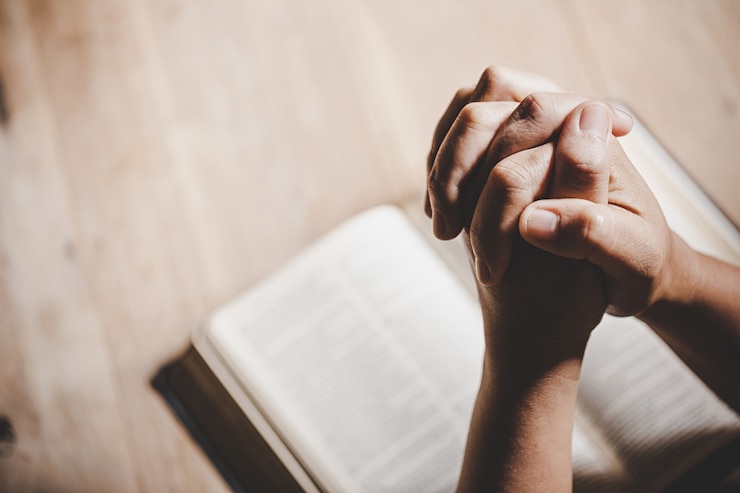Photo gratuit spiritualité et religion, mains jointes en prière sur une sainte bible dans le concept de l&#39;église pour la foi.