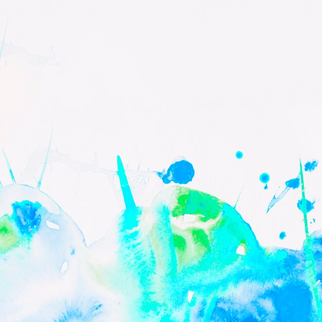Splash d&#39;aquarelle bleue et verte sur fond blanc
