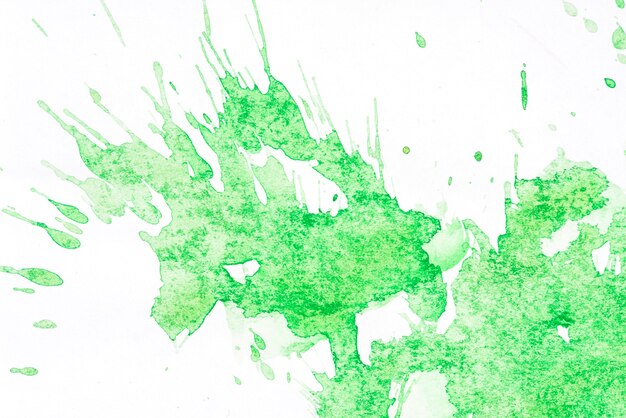 Splash aquarelle verte isolé sur fond blanc