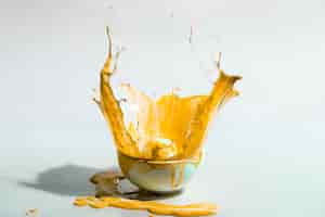Photo gratuite splash de peinture jaune et coupe abstrait