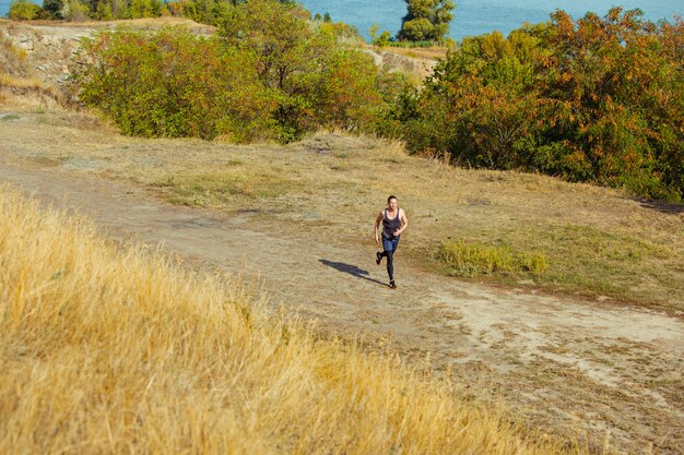 Sport de course. Homme coureur sprint en plein air dans une nature pittoresque.