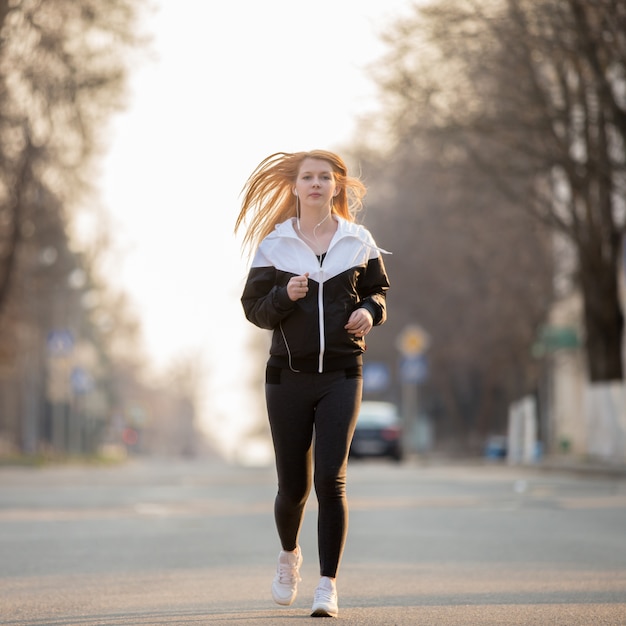 Sport femme en cours d&#39;exécution