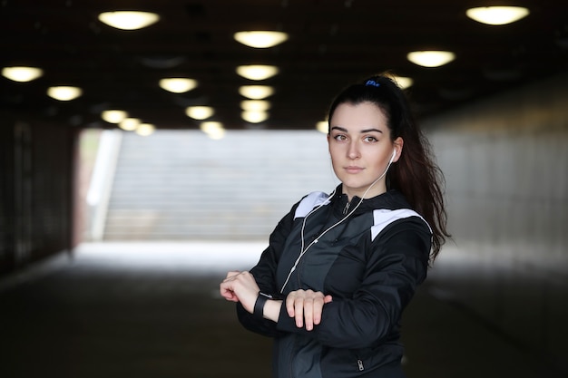 Sport femme en plein air à la recherche de sa montre-bracelet