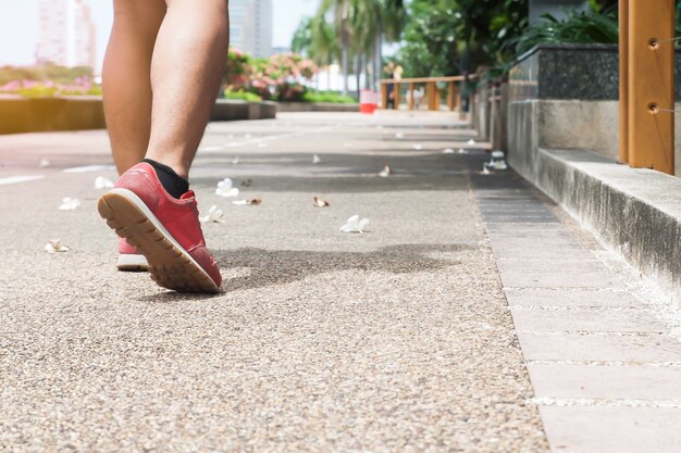 Sport, marche homme dans le parc, mode de vie sain