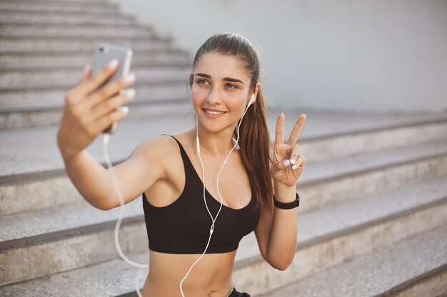 Sport, mode de vie urbain, concept technologique. Joyeux athlétique wo