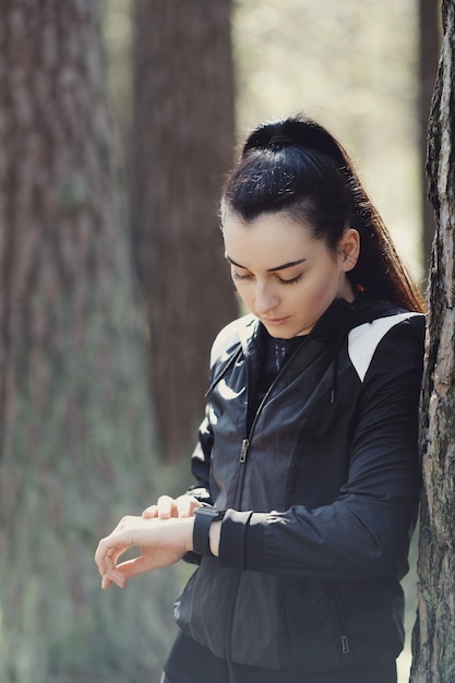 Sport en plein air, fille s'étirant