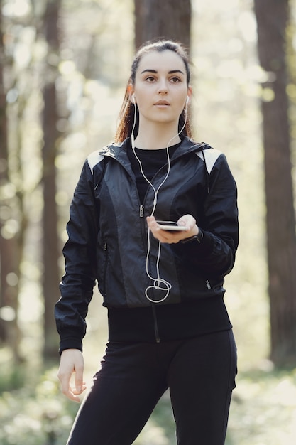 Sport en plein air, fille s'étirant