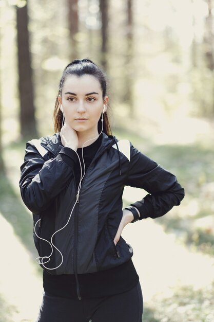 Sport en plein air, fille s'étirant