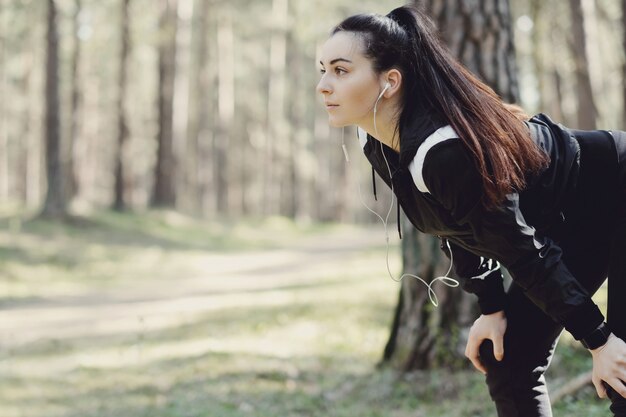 Sport en plein air, fille s'étirant