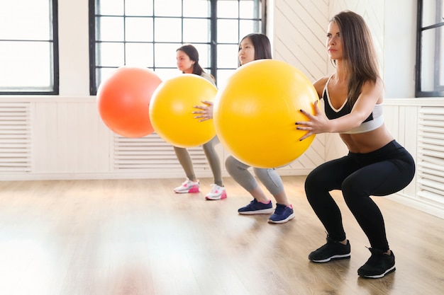 Sport en salle, fitness dans le gymnase, fitness dans le gymnase