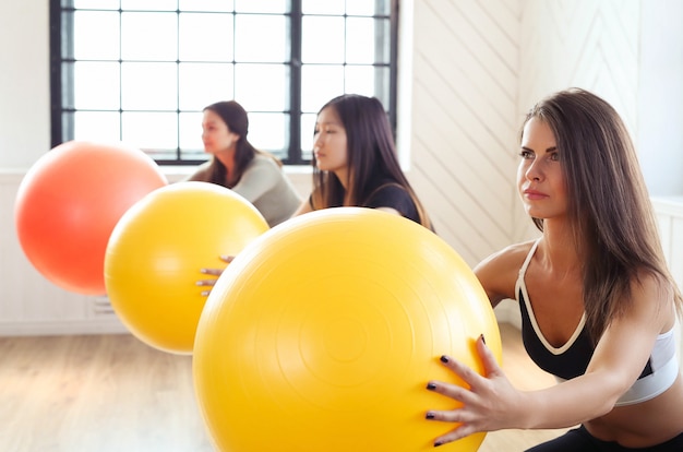 Sport en salle, fitness dans le gymnase, fitness dans le gymnase