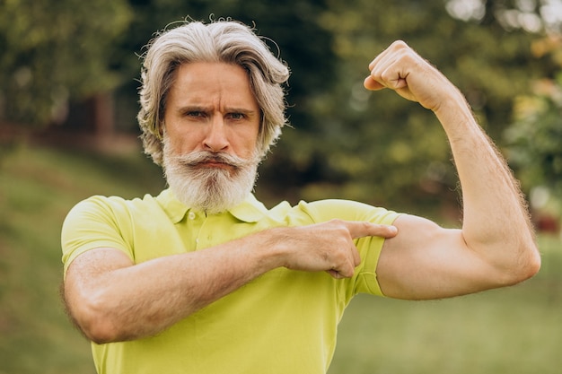 Sportif D'âge Moyen Pointant Sur Ses Biceps