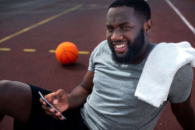 Sportif américain au repos coup moyen