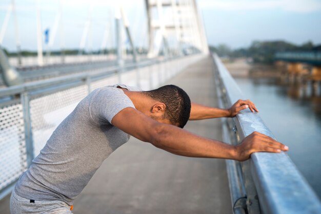 Sportif ayant des difficultés à s'entraîner, ressentant de la douleur et des problèmes de santé