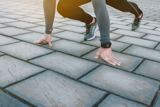 Sportif de la culture dans la pose de démarrage accroupie