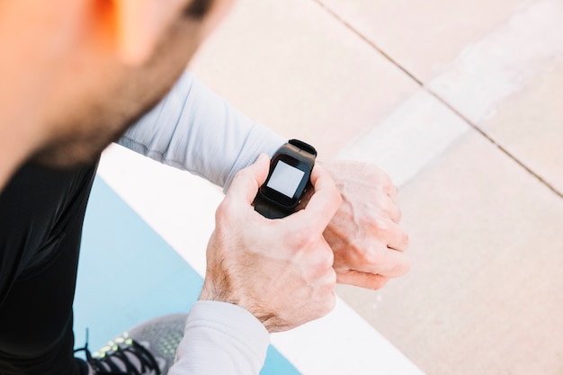 Sportif de la culture regardant la montre