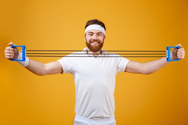 Photo gratuite le sportif fait des exercices sportifs avec des équipements sportifs