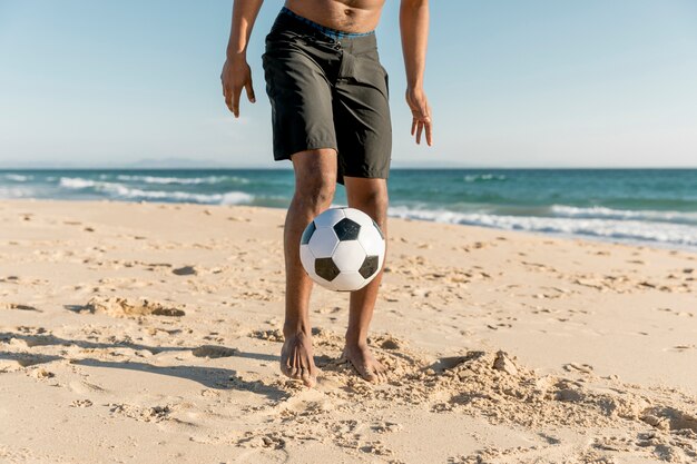 Sportif, frapper balle, sur, côte