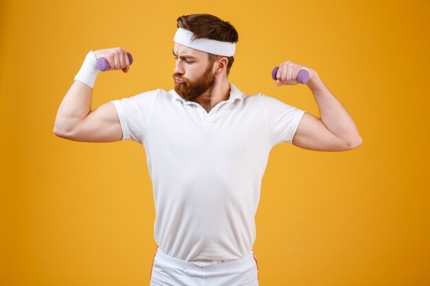 Sportif rétro sérieux avec des haltères légers